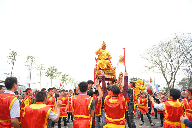 Hàng ngàn người chen chân xem rước vua sống tung tiền phát lộc Hàng ngàn người chen chân xem rước vua sống tung tiền phát lộc